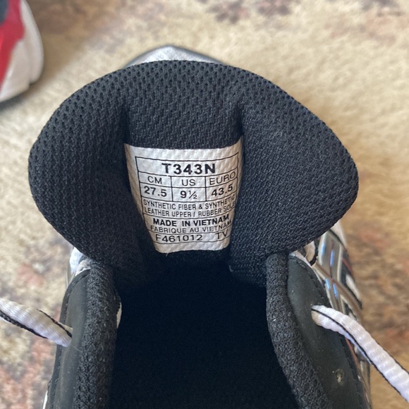 Brand new pair of ASICS Oracles in the original box. - Picture 5 of 9